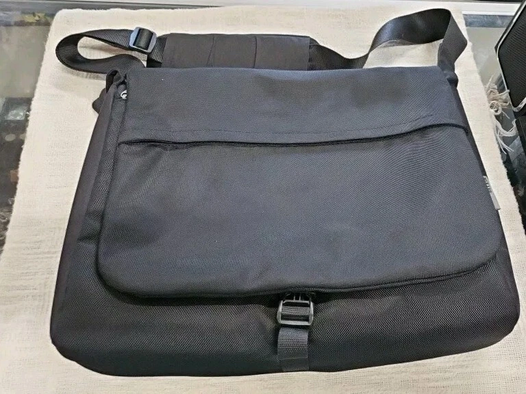 Belkin Negro Mensajero Trasero Acolchado Para Laptop 14"x17"x5" Foto 1 de 4