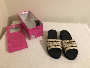 P&G verzierte 2" Keilabsatz-Pantoletten Sandalen Größe 9 neu im Karton - Bild 1 von 7