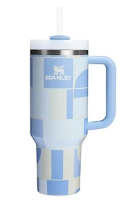 Stanley 40 Unzen Adventure Quencher 2.0 Becher Cornflower Court Geo - Bild 1 von 1