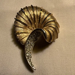 Spilla firmata BSK spilla con strass arricciati, tono oro increspato 2,25" vintage - Foto 1 di 7