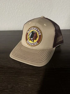 RETRO THROBACK WASHINGTON REDSKINS LOGO HELLBRAUN & WEINROT TRUCKER DRUCKKNOPFLASCHE MÜTZE - Bild 1 von 7