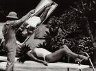1980 Vintage RAQUEL WELCH Film Actrice Tanning Par HELMUT NEWTON Photo Art 11X14