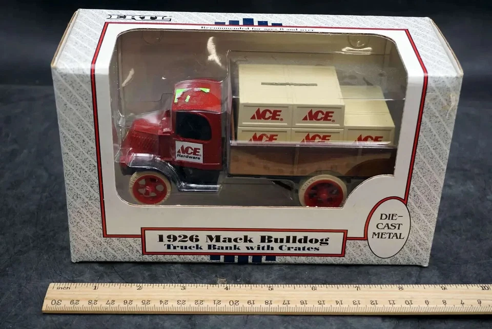 Banco de camión de hardware Ertl 1926 Mack Bulldog Ace con cajas nuevo en caja vintage 1990 Foto 1 de 1