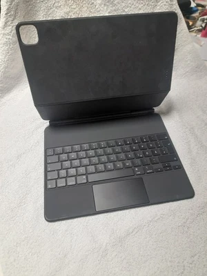 Apple Magic Keyboard für 12,9 Zoll iPad Pro (5. Generation) ‑ Deutsch,... - Bild 1 von 4