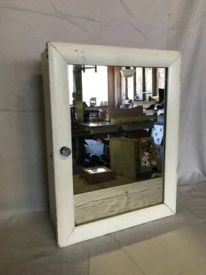 Старинный потертый деревянный зеркальный настенный медицинский шкаф со стеклянной ручкой винтажный старый шик 611-23B - Изображение 1 из 4