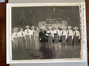Ole Rasmussen e i suoi Nebraska Cornhuskers fotografia vintage firmata di musicista - Foto 1 di 3