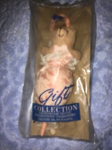 Avon Colección Regalo Victoriano Oso de Peluche Adorno de Navidad Nuevo En Paquete Raro - Imagen 1 de 4