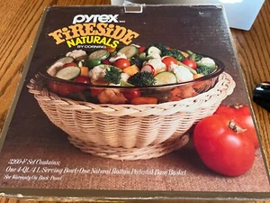Pyrex Fireside Naturals 3260-F 4 Quart Glas Servierschale mit Rattankorb Orig Box - Bild 1 von 24