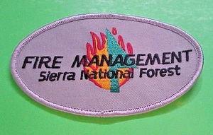PARCHE DEL DEPARTAMENTO DE BOMBEROS DE GESTIÓN DE INCENDIOS SIERRA NATIONAL FOREST CA 2 3/4 x 4 3/8" - Imagen 1 de 1