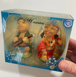 Hawaiianische Hula Tänzerin Ukulele Spieler Figuren Salz & Pfefferstreuer 3,5" Neu im Karton - Bild 1 von 6