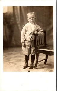 Niño pequeño en traje de marinero a rayas RPPC - Imagen 1 de 2