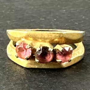 Anillo vintage Sarah Coventry tono dorado con pedrería rosa talla 5,5 - Imagen 1 de 7