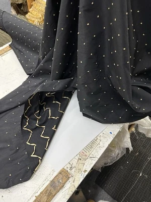 ИСКУССТВЕННАЯ ШЕЛКОВАЯ ВЫШИТАЯ в горошек 60 дюймов ДРАПИРОВАННАЯ ОБИВКА продается в ярдах черная / золотистая - Изображение 1 из 3