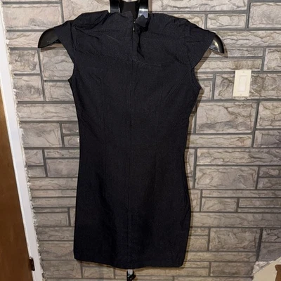 Vestido negro manga gorra cuello en V Foto 1 de 4