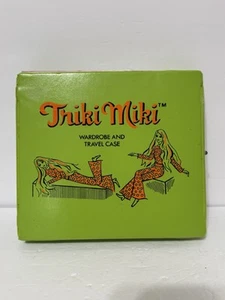 Armario y estuche de viaje vintage para muñecas Triki Miki con trajes mod glamour y acceso - Imagen 1 de 12