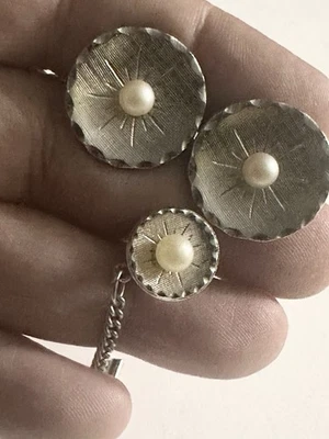 Gemelos y corbata/alfiler de solapa vintage para hombre flores modernas de mediados de siglo con perla Foto 1 de 4