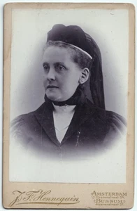 Schrankkarte, identifizierte Frau in Trauerkleidung. Hennequin Karte, Amsterdam. - Bild 1 von 2