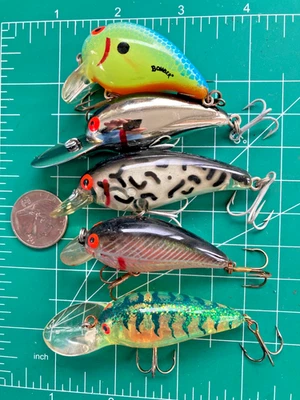 LOTE DE COLECCIÓN 5 CRANKBAITS SEÑUELOS DE PESCA BOMBARDERO MODELO A BUZOS “A” UN SONAJERO FIRETIGER Foto 1 de 4