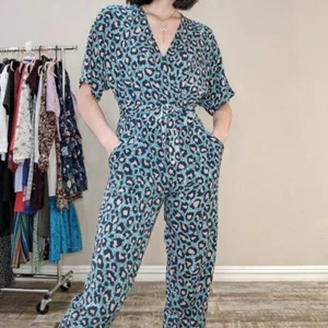 H&M Cheetah Leopard Animal Print Jumpsuit Green 2 Dolman Sleeve V Neck Boho - Picture 1 of 5