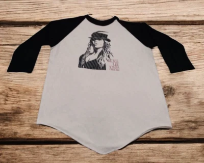 Camiseta Vintage 1982 Rickie Lee Jones Raglan Band G Rara Campainha dos Anos 80 ~ Falhas - Imagem 1 de 4