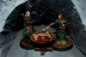 28 mm Scale unpainted 3D Printed "Wandering Rangers" Resin Diorama with Table - Foto 1 di 6