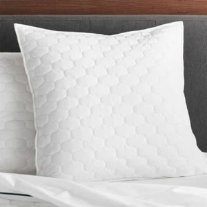 Crate & and Barrel FONTAINE WHITE QUILTED EURO SHAM x 1- NEW- NIP - Picture 1 of 1