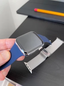 Apple Watch Series 5 44 mm bracelet sport bleu acier inoxydable argenté et boucle milanaise - Photo 1 sur 5