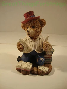 Estatuilla de decoración náutica oso de polipiedra en sombrero estudiando y escribiendo con pluma - Imagen 1 de 2