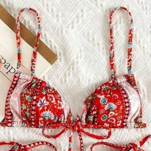 Bikini da bagno SHEIN rosa rosso verde bianco floreale triangolo cravatta regolabile piccolo - Foto 1 di 6