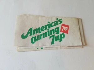  Adesivo paraurti " America's Turning 7UP " - decalcomania piccola - Foto 1 di 3