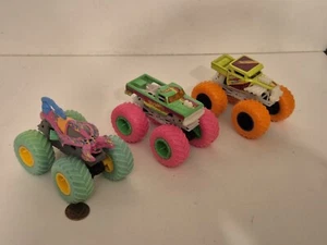 Scorpedo,Bone Shaker,Midwest Madness Hot Wheels Monster Jam Truck Set, 1:64,Glow - Picture 1 of 2