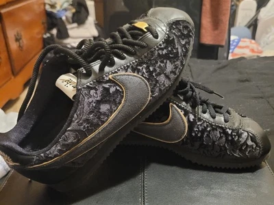 Nike Cortez Vintage Gamuza Negro Floral Terciopelo Dorado Talla 8.5 Perfecto Estado Foto 1 de 4