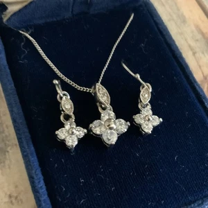 AVON CZ Strass Floral Piercing Ohrringe und Halskette Set in Silber Ton  - Bild 1 von 6