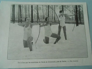 Tir à l'Arc par les monitrices de l'école de Grünewald 1929 Image Print - Imagen 1 de 1