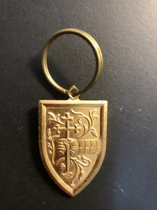 OLD VINTAGE "PINWINNIE ROYALE SCOTCH WHISKY" KEYCHAIN - Picture 1 of 3