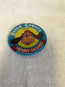 Alton Towers Freizeitpark Henry Hound 1988 Button Badge Merlin - Bild 1 von 2