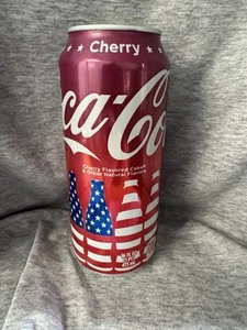 Lattina Coca Cola USA Cherry Cola edizione limitata 2025 completa mai aperta patriottica 16 oz - Foto 1 di 8