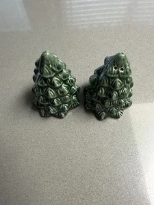 Albero di Natale Sale e Pepe Shaker 4” Ceramica Vacanze Verde Set Nuovo con Chip - Foto 1 di 4