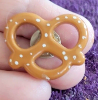 ↑ Заколка на лацкан Pretzel Carnival State Fair Snack Tie — веселая и очень уникальная! - Изображение 1 из 4