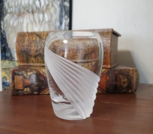 Jarrón vintage de cristal transparente Lenox barrido por el viento con remolino esmerilado - 4,375" de alto - Imagen 1 de 8