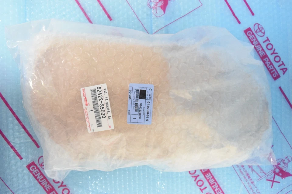 TOYOTA FJ CRUISER GENUINE RIGHT CORNER BUMPER PAD CAP 52422-35030 / 5242235030  - Image 1 of 1