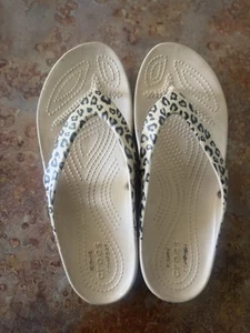 Infradito Crocs Leopard Kadee II perizoma donna beige stampa animalier taglia 7 - Foto 1 di 5