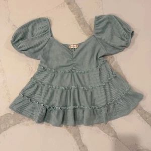 Altar’d State Stufen Puffärmel Babydoll Oberteil Damen klein grün Herzausschnitt - Bild 1 von 7