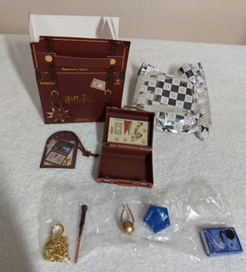 Harry Potter Miniso Valigia Scatola Pendente F Pozioni Libro/Snitch SCATOLA APERTA - Foto 1 di 8