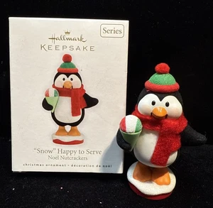 NUOVO Hallmark Keepsake Pinguino Ornamento Neve Felice di Servire Noel Schiaccianoci 2010 - Foto 1 di 4