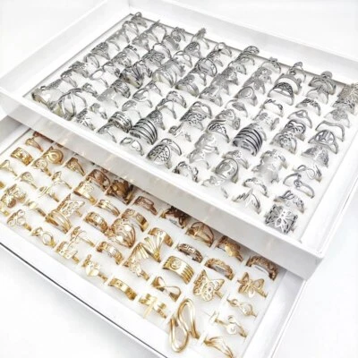 Lote de 100 piezas de anillos de acero inoxidable calados grabados para regalo con dije tallado para mujeres y hombres Foto 1 de 4