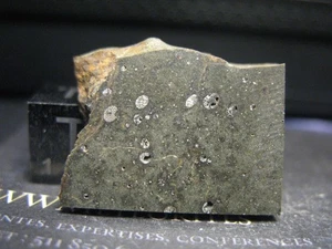 Meteorito NWA 13709 - Roca ígnea con textura granular; L-roca derretida - Imagen 1 de 2