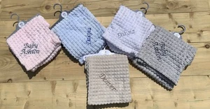 Manta personalizada bebé niña niño unisex nombre bordado gris rosa azul blanco - Imagen 1 de 6