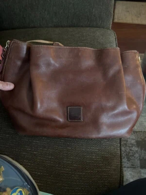 Cartera Barlow grande de cuero florentino Dooney & Bourke con cremallera Foto 1 de 4