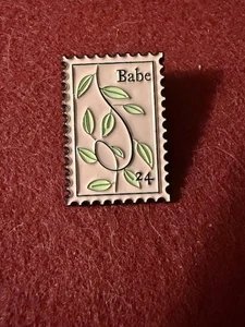 "Babe" Emaille Anstecknadel - Vintage Stempel Stil Abzeichen der Coolness - Bild 1 von 2